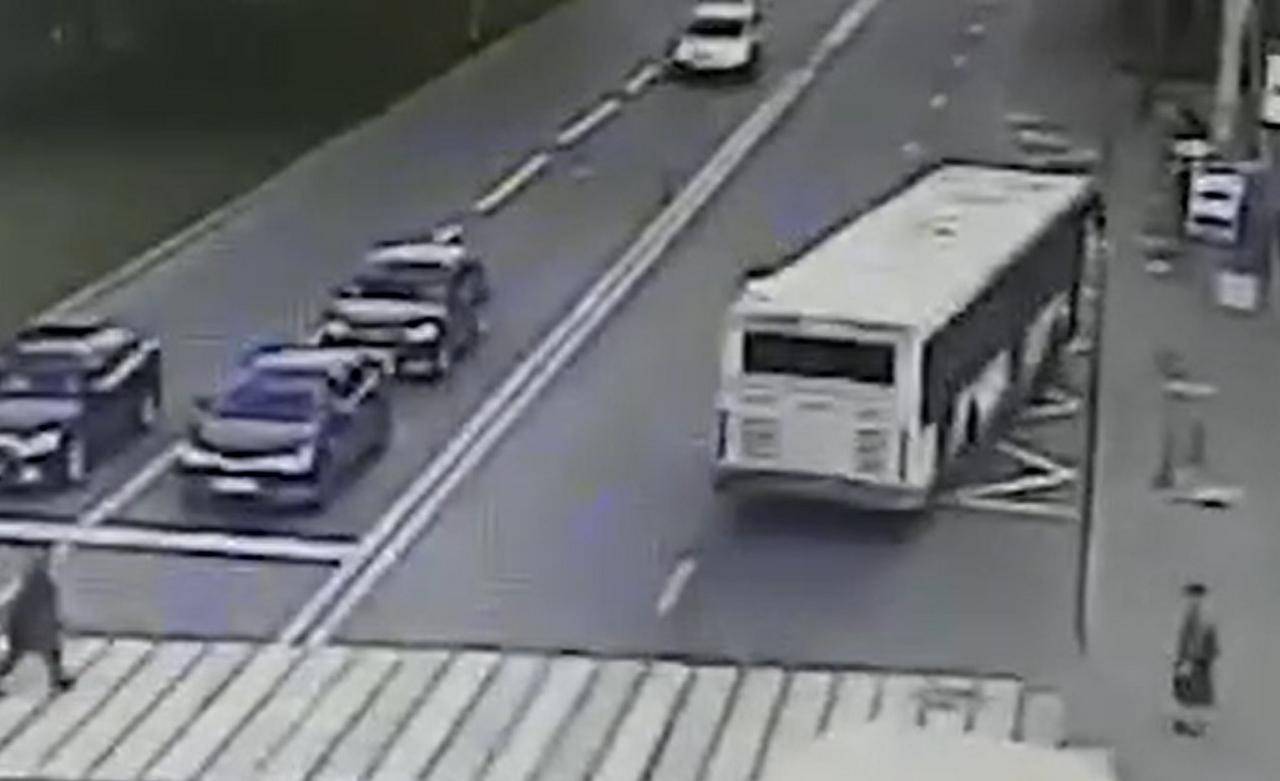 Водитель автобуса не справился с управлением