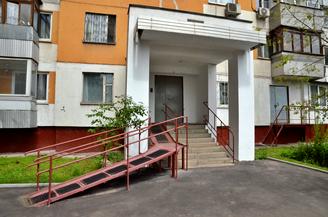 Пандус и подъемную платформу установят у дома в Красносельском районе. Фото: Анна Быкова 