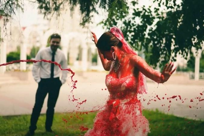 В социальных сетях появились фото и видео облитой кровью невесты из Казани / youtube.com / «ФемКызлар» Казань