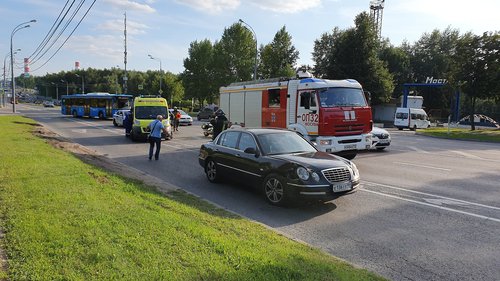 Мотоцикл и автомобиль столкнулись на юге Москвы