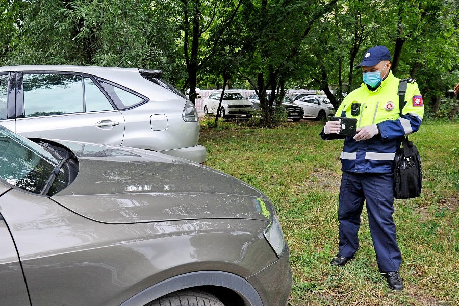 Любителей парковаться на газоне в Москве ждет штраф