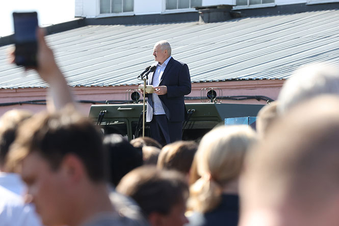 «Лукашенко остается один»: политологи рассказали о расколе элит в Белоруссии
