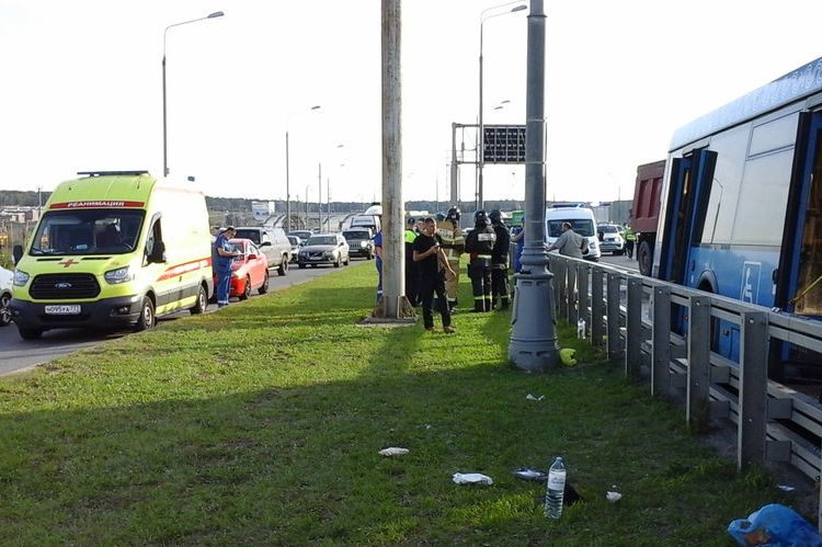 Число пострадавших при аварии на Калужском шоссе увеличилось до восьми