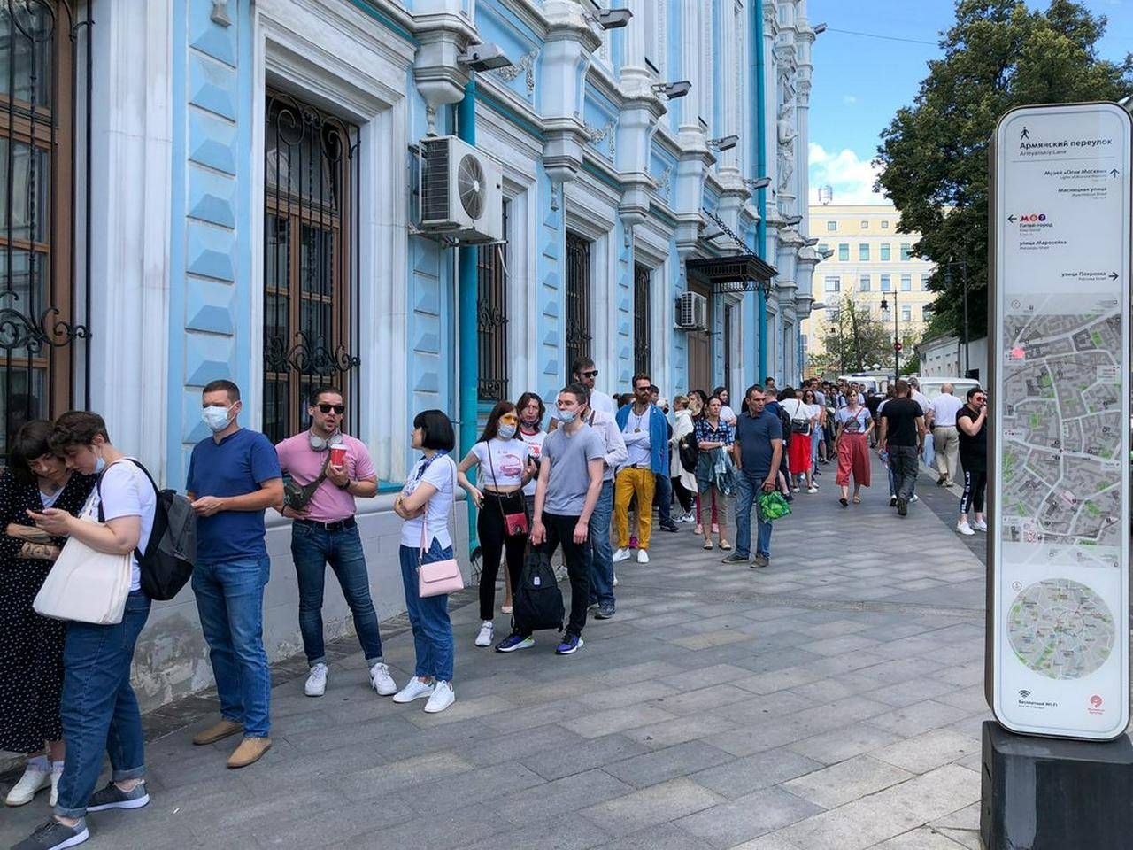 Около 1,4 тысячи человек проголосовали в посольстве Белоруссии в столице