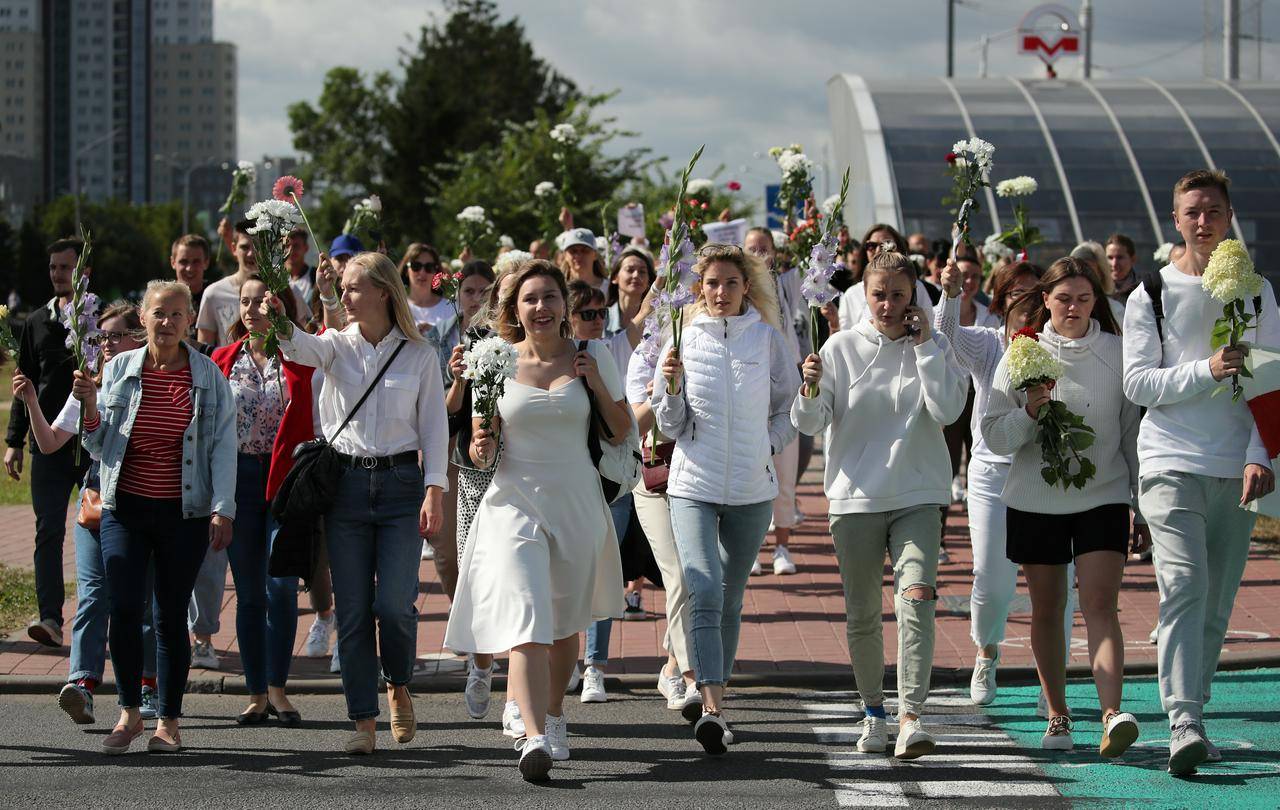 Сотни протестующих женщин двинулись к центру Минска