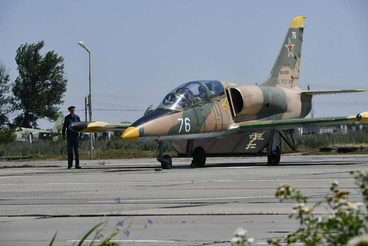 Учебный самолет Л-39 упал в Краснодарском крае, летчики не пострадали