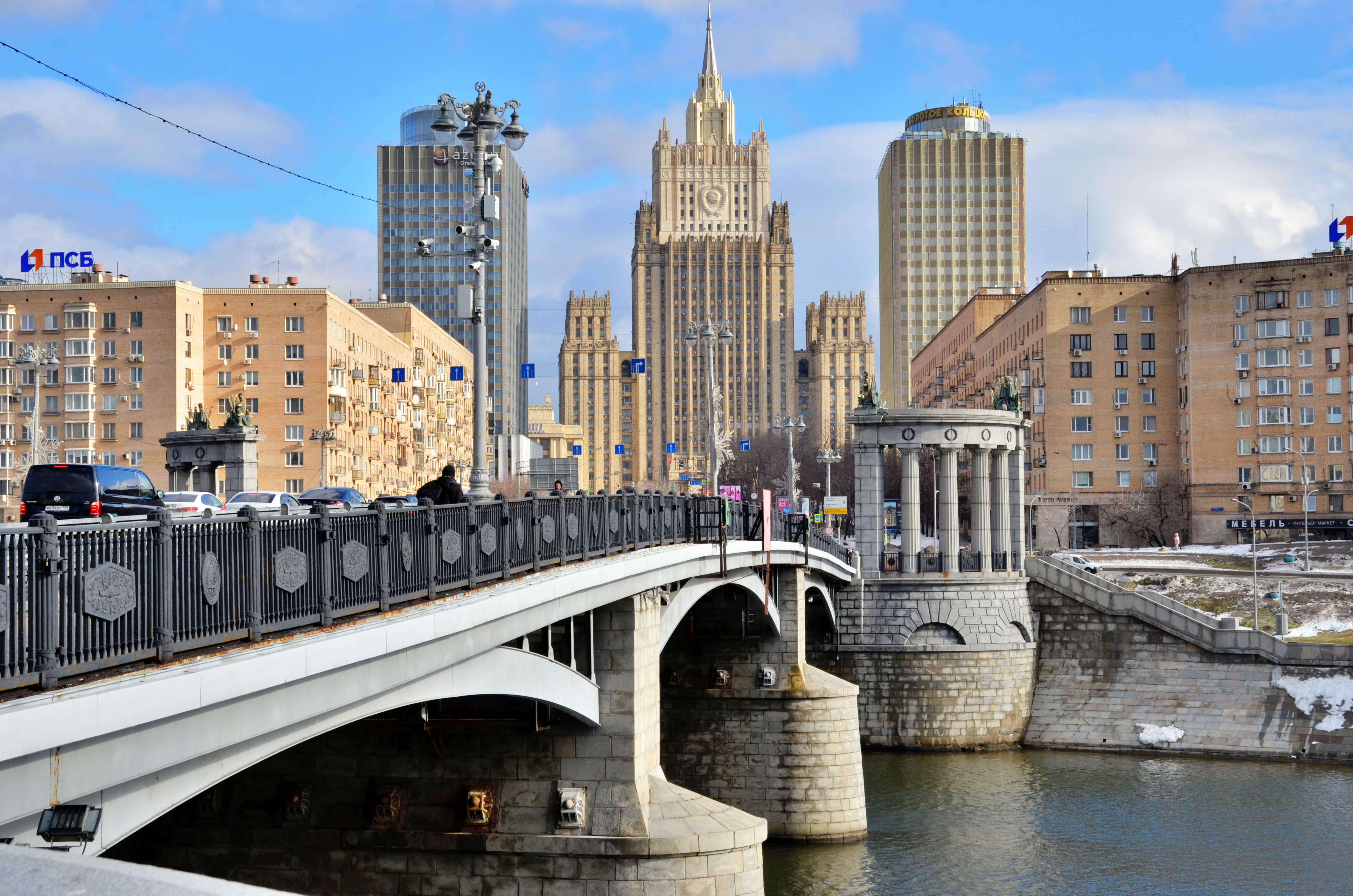 Новые округа. Московский мост. Весна в Москве. Весенняя Москва. Весенняя Москва фото.