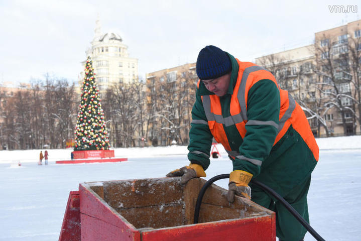 Обычно такая процедура занимает не менее часа и проводится раз в три дня / Александр Кожохин, "Вечерняя Москва"