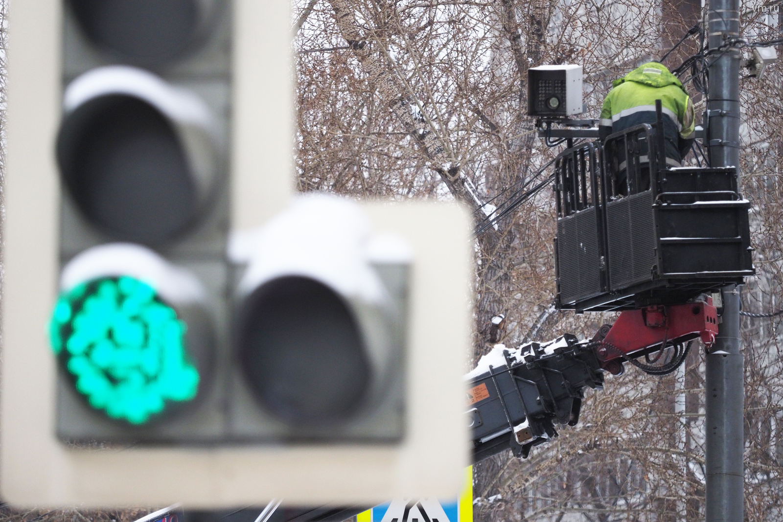 Наблюдение установлено. Светофор Подмосковье. Камера контроля остановки. Камера контроля остановки Авиамоторная. Авария на новой Басманной август 2017 с камеры видеонаблюдения.