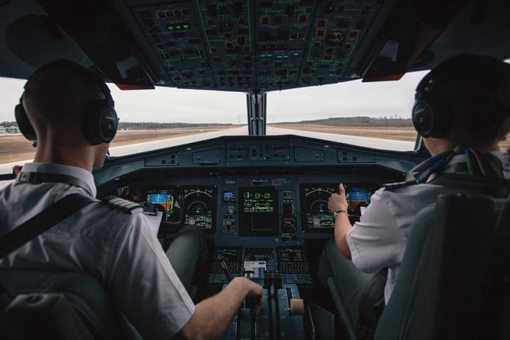 Рейс Рига - Москва вернулся в аэропорт из-за запаха в самолете