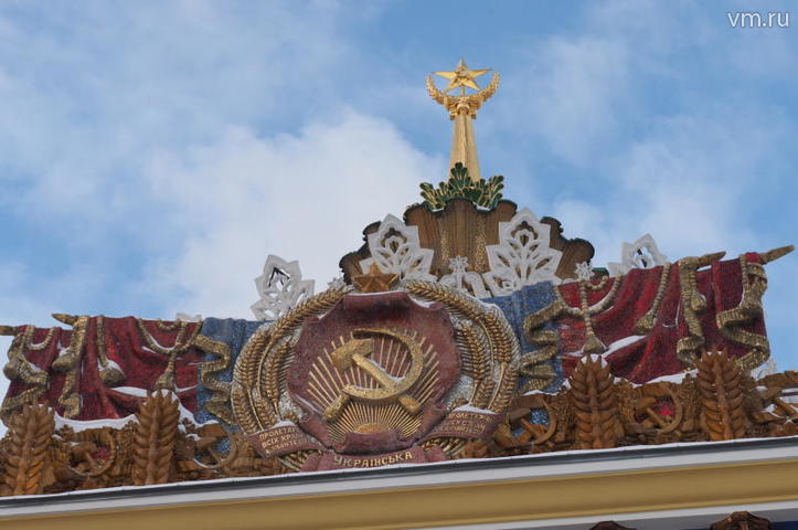 Над входом в здание, как и больше полувека назад, «развевается» яркий герб советской республики / Антон Гердо , "Вечерняя Москва"