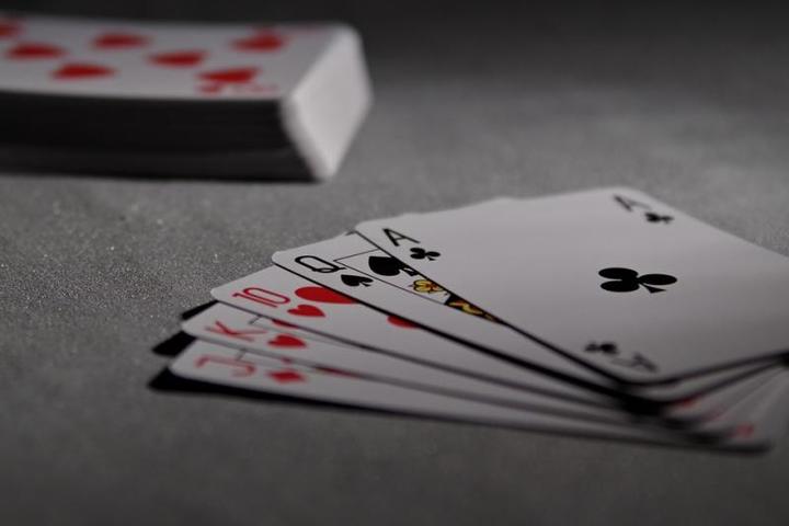 Гадание с помощью карт / https://pixabay.com/ru