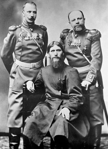 Слева направо: полковник Дмитрий Николаевич Ломан, Григорий Распутин, князь Михаил Сергеевич Путятин / РИА Новости