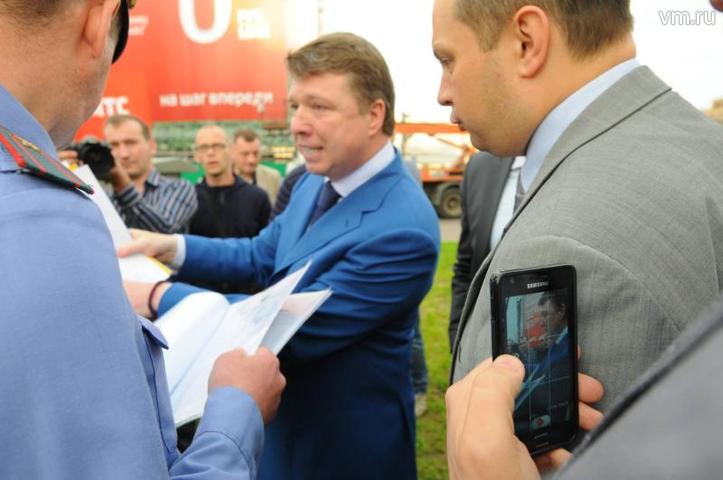 Владимир Черников объясняет представителям лоббирующих рекламу компаний необходимость демонтажа баннеров / Антон Гердо, "Вечерняя Москва"