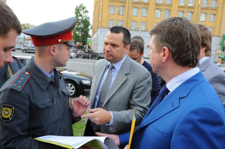 Владимир Черников контролирует демонтаж уличной рекламы / Антон Гердо, "Вечерняя Москва"