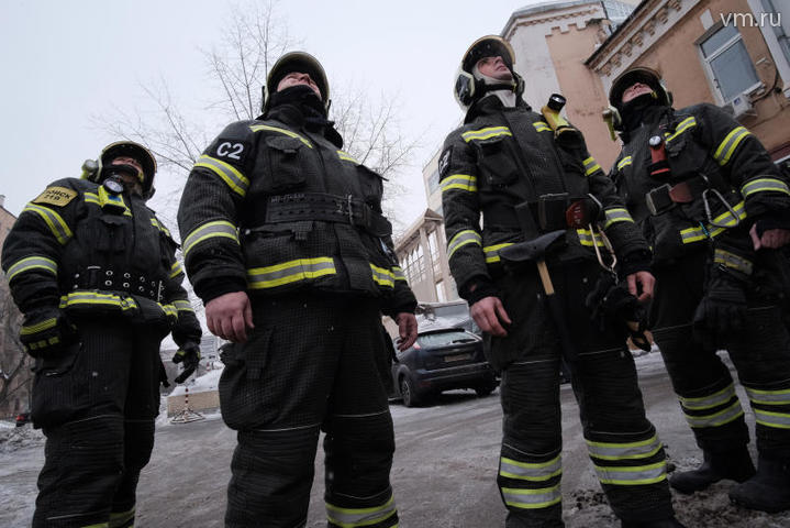 Два человека пострадали при пожаре гаражных боксов в Москве