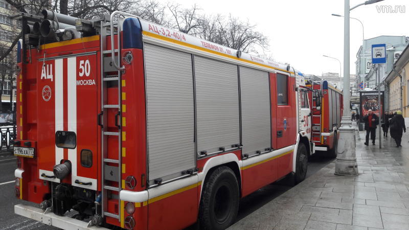 Пожарные ликвидируют возгорание на северо-западе Москвы