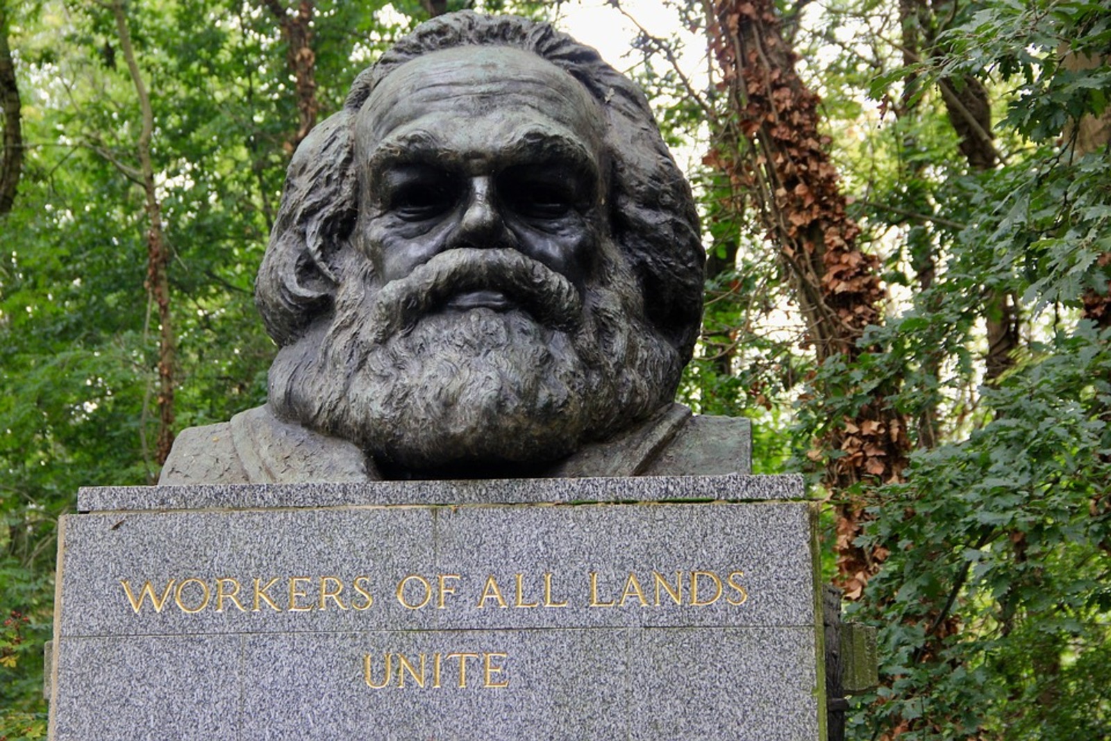 Могила Карла Маркса в Лондоне