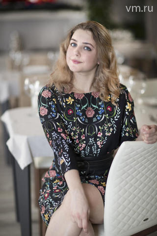 Широкий черный кожаный пояс подчеркивает тонкую талию / Сергей Каптилкин, "Вечерняя Москва"