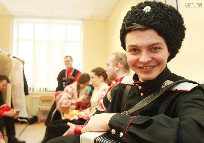Один из участников конференции — артист фольклорного ансамбля Виктор Артемьев / Наталия Нечаева, "Вечерняя Москва"