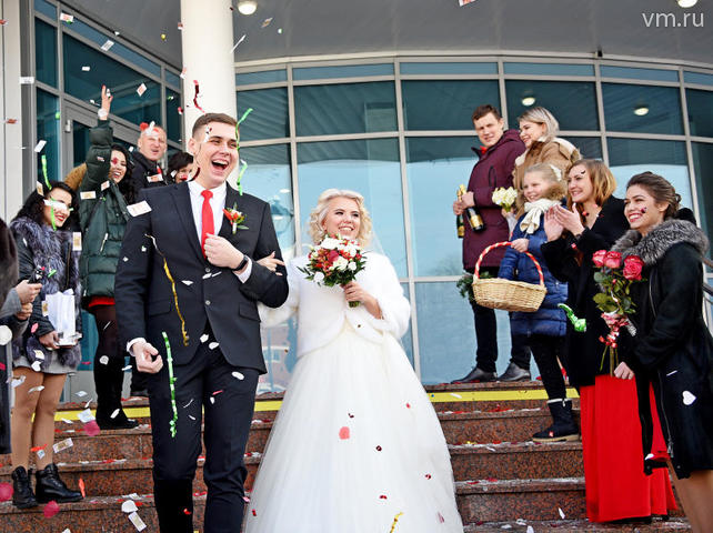 Москвичи начали играть свадьбы на стадионе и в океанариуме