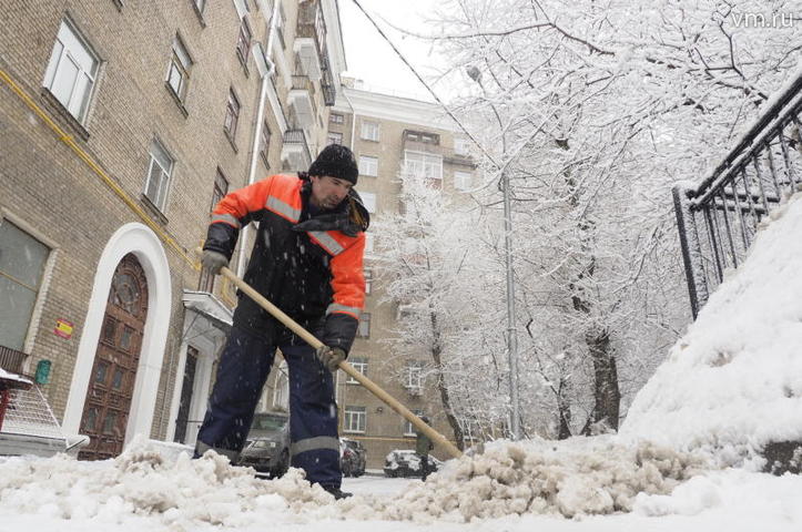 Дворник из Москвы отметил наступление весны рисунками на снегу