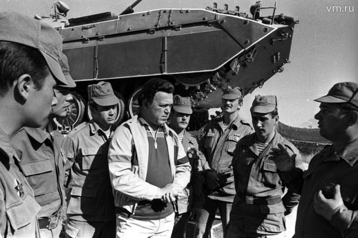 11 сентября 1986 года. Лауреат Государственной премии СССР, певец Иосиф Кобзон (в центре) в Афганистане общается с советскими военнослужащими. Иосиф Давыдович неоднократно приезжал с концертами в эту страну, чтобы поддержать солдат и офицеров, честно выполнявших свой интернациональный долг. В / Виктор Хабаров, "Вечерняя Москва"