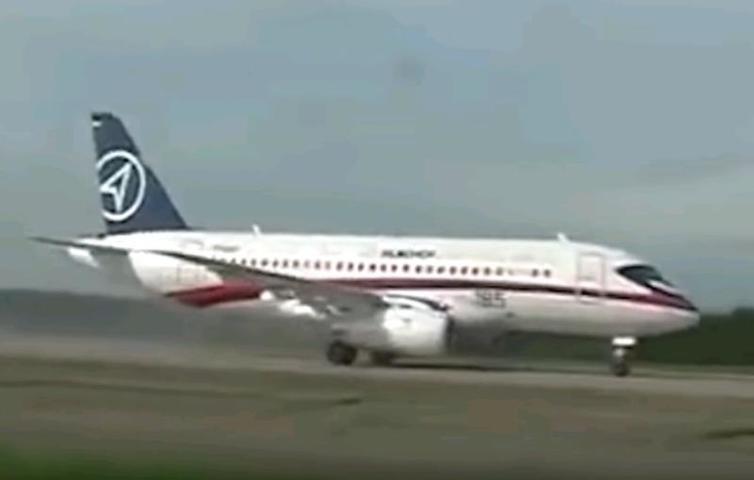 SSJ-100 успешно приземлился в аэропорту Тюмени с отказавшим двигателем