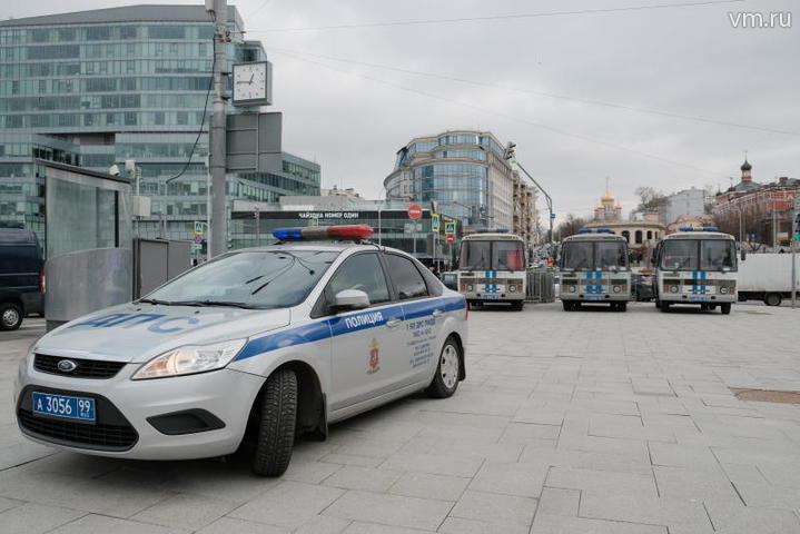 Автобус и легковой автомобиль столкнулись в центре Москвы