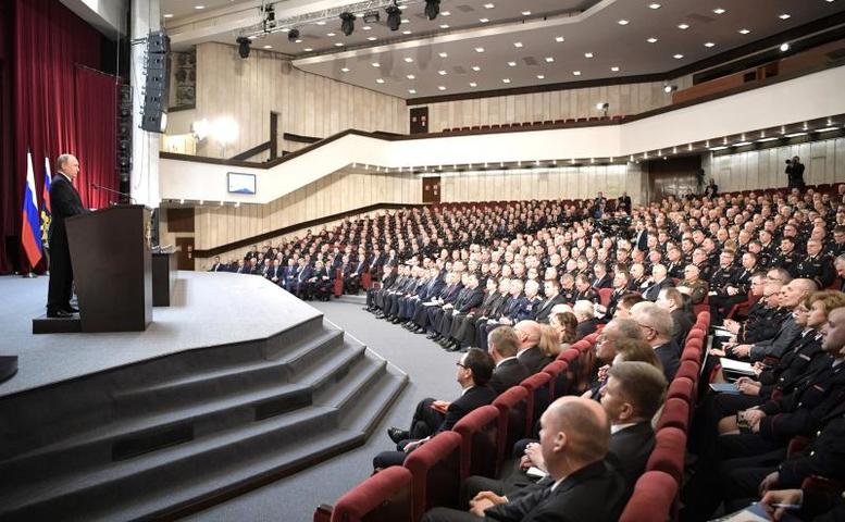 Владимир Путин: Возросло количество людей, которые доверяют полиции