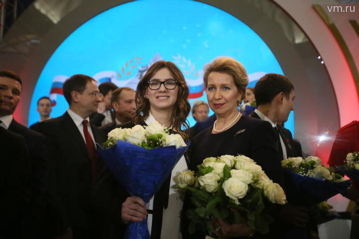 Юных москвичек наградили за заслуги перед городом