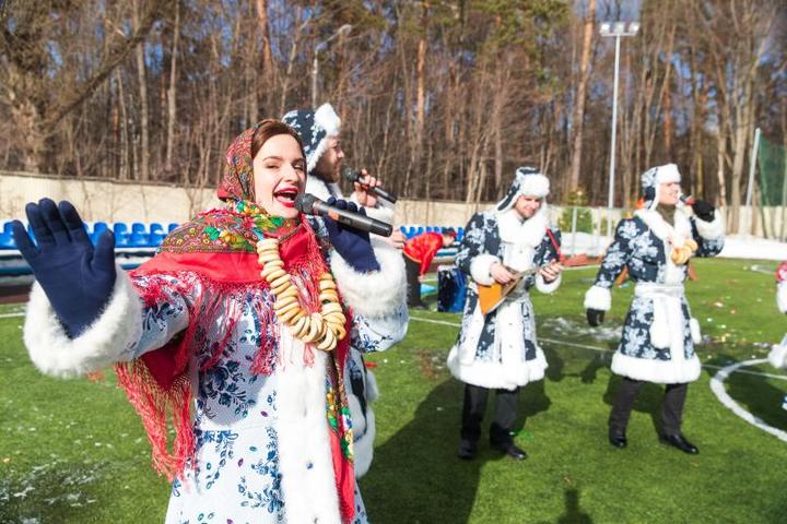 Уставшие танцоры и спортсмены подкрепляли свои силы горячим чаем с блинами / Александр Омельянчук
