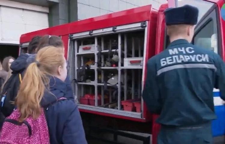 Волонтеров Европейских игр учат навыкам спасателей