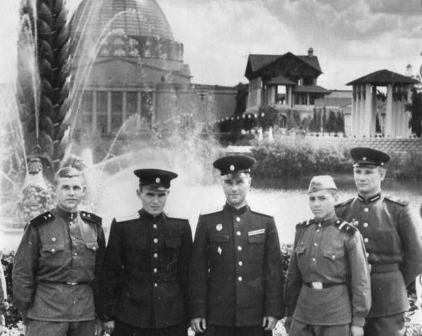 БЫЛО 1956 год. Военнослужащие позируют перед фонтаном / PASTVU.COM