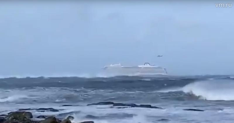 Три россиянина находятся на борту терпящего бедствие лайнера в Норвегии