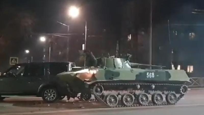 Видео аварии боевой десантной машины и внедорожника удивило Сеть