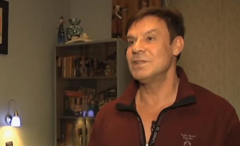 63-летний юморист называет свое жилище, расположенное в сталинской высотке на Котельнической набережной, «убежищем» / Cкриншот с видео YouTube (https://www.youtube.com/watch?v=Ej6hlePLtqE)