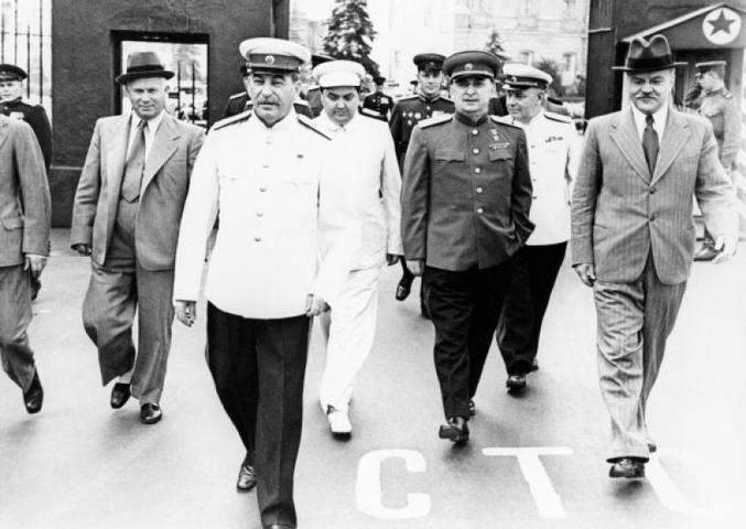 Слева направо: Никита Хрущев, Иосиф Сталин, Георгий Маленков, Лаврентий Берия, Вячеслав Молотов на Всесоюзном параде физкультурников. Фото 1945 года / РИА Новости