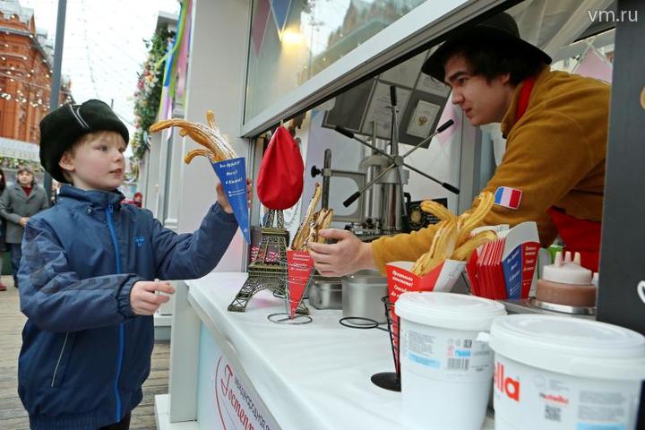 Спросом пользуются сладости: поповские пряники, коломенская пастила, бельгийские и гонконгские вафли, мармелад и ванильный крутиш (его снимают прямо с вертела). На фото: Виктор Пеук и Артем Опертас / Алексей Орлов, "Вечерняя Москва"