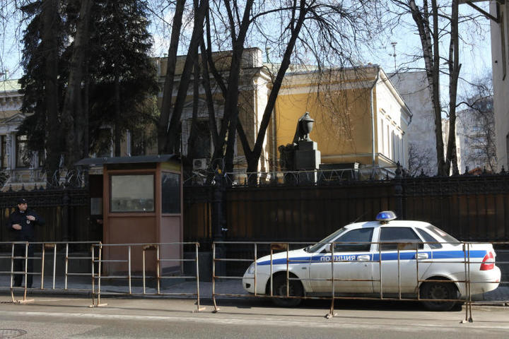«Звенящая тишина»: что происходит возле посольства Украины в Москве