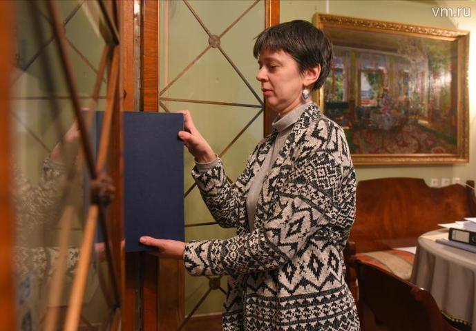 Сотрудница отдела письменных и аудиовизуальных источников Наталья Александрова / Александр Кожохин, «Вечерняя Москва»