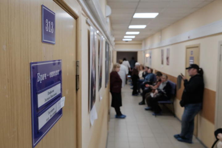 Жители Пскова ночуют у больницы, чтобы попасть к стоматологу