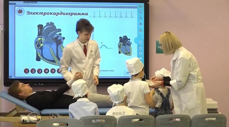 Столичных дошколят познакомили с профессией врача