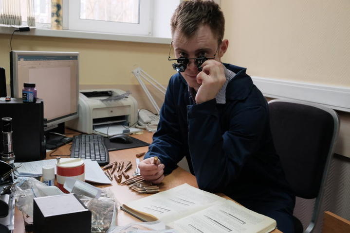 Парень рассказывает, что вначале изучает маркировку, сравнивает со снарядами, которые описаны в служебной литературе, и потом производит отстрел / Максим Аносов, «Вечерняя Москва»