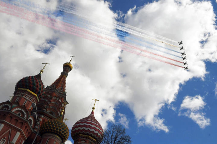 Штурмовики Су-25 БМ пролетают над Красной площадью во время репетиции воздушной части Парада Победы. / Илья Питалев / РИА Новости
