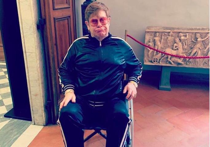 Певец Элтон Джон оказался в инвалидном кресле