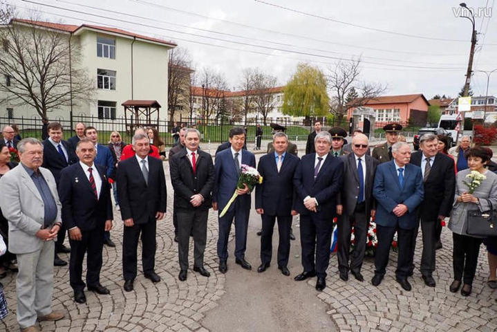 Цветы к памятнику Гагарина в Болгарии возложили космонавты из шести стран