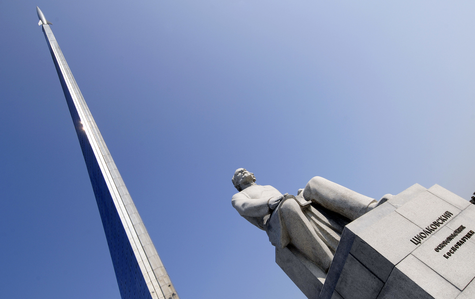 монумент покорителям космоса в москве