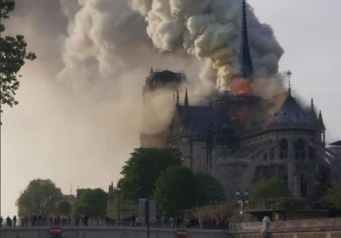 Крыша полностью обрушилась с горящего Собора Парижской Богоматери