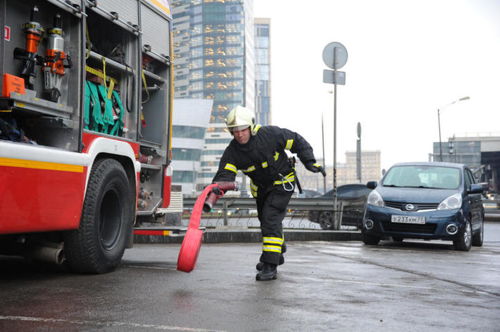 Персонал и посетителей магазина в Москве эвакуировали из-за пожара